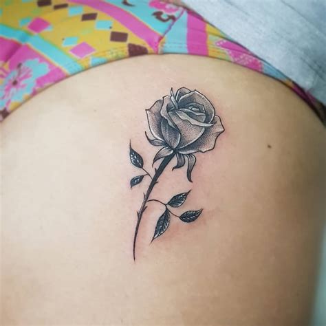 tattoo de rosas na bunda|Tatuagem no bumbum: 85 ideias sensuais e originais